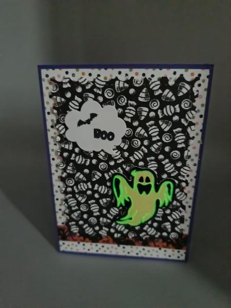 "BOO!" Süßes oder Saures: Vertikale Halloween-Karte mit Geister-Glow Produktbeschreibung: